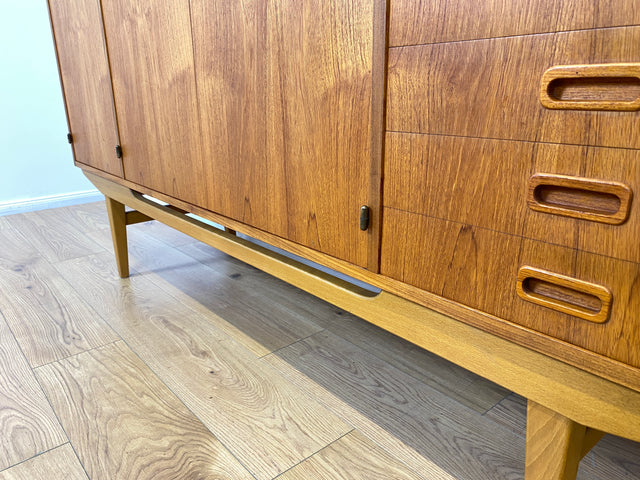 WMK # Hochwertiges skandinavisches 60er Jahre Highboard in Teakholz mit Schubladen, Barfach und formschönen Holzgriffen # Schrank Sideboard Anrichte Barschrank Danish Design Mid-Century Vintage Teak
