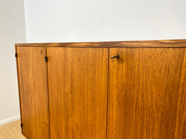 WMK # Hochwertiges skandinavisches 60er Jahre Highboard in Teakholz mit Schubladen, Barfach und formschönen Holzgriffen # Schrank Sideboard Anrichte Barschrank Danish Design Mid-Century Vintage Teak