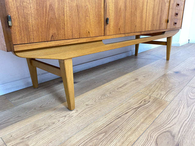 WMK # Hochwertiges skandinavisches 60er Jahre Highboard in Teakholz mit Schubladen, Barfach und formschönen Holzgriffen # Schrank Sideboard Anrichte Barschrank Danish Design Mid-Century Vintage Teak