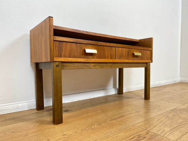 WMK # Stilvolles und sehr gut erhaltenes skandinavisches 1970er Jahre Lowboard mit Schubladen und formschönen Messinggriffen # Kommode Sideboard TV-Lowboard TV-Bank Flurkommode Space Age Vintage 60er