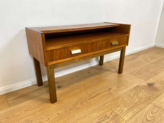WMK # Stilvolles und sehr gut erhaltenes skandinavisches 1970er Jahre Lowboard mit Schubladen und formschönen Messinggriffen # Kommode Sideboard TV-Lowboard TV-Bank Flurkommode Space Age Vintage 60er