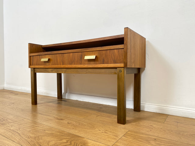 WMK # Stilvolles und sehr gut erhaltenes skandinavisches 1970er Jahre Lowboard mit Schubladen und formschönen Messinggriffen # Kommode Sideboard TV-Lowboard TV-Bank Flurkommode Space Age Vintage 60er