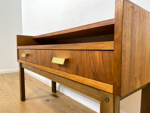 WMK # Stilvolles und sehr gut erhaltenes skandinavisches 1970er Jahre Lowboard mit Schubladen und formschönen Messinggriffen # Kommode Sideboard TV-Lowboard TV-Bank Flurkommode Space Age Vintage 60er