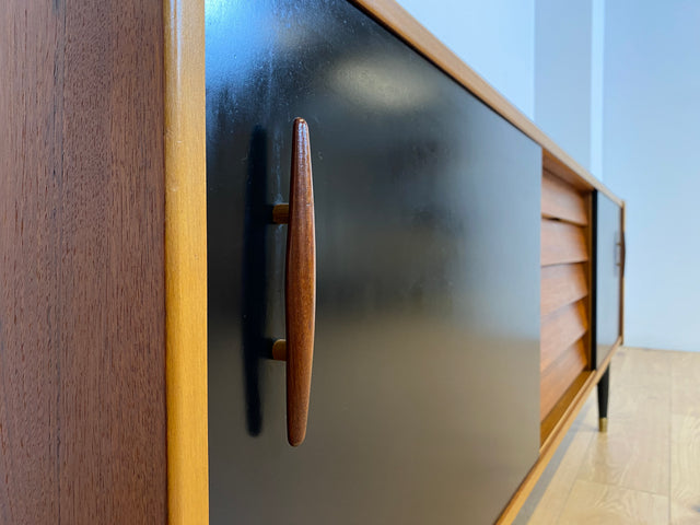 WMK # Das Design Highlight! Skandinavisches Mid-Century Designer Sideboard "Trio" von Nils Jonsson für Troedes, Vollholz in Teak, mit Schiebetüren # Kommode TV-Lowboard Danish Design Teakholz Vintage