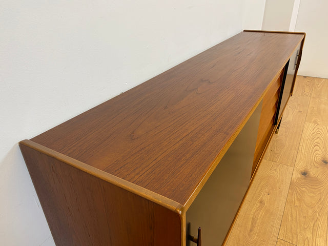WMK # Das Design Highlight! Skandinavisches Mid-Century Designer Sideboard "Trio" von Nils Jonsson für Troedes, Vollholz in Teak, mit Schiebetüren # Kommode TV-Lowboard Danish Design Teakholz Vintage