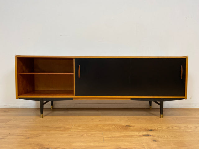 WMK # Das Design Highlight! Skandinavisches Mid-Century Designer Sideboard "Trio" von Nils Jonsson für Troedes, Vollholz in Teak, mit Schiebetüren # Kommode TV-Lowboard Danish Design Teakholz Vintage
