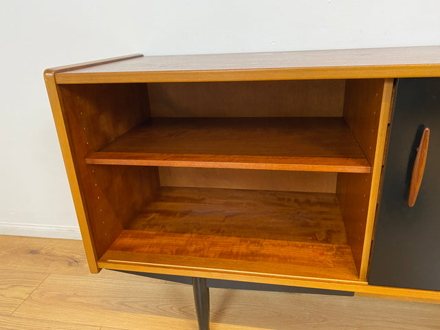 WMK # Das Design Highlight! Skandinavisches Mid-Century Designer Sideboard "Trio" von Nils Jonsson für Troedes, Vollholz in Teak, mit Schiebetüren # Kommode TV-Lowboard Danish Design Teakholz Vintage