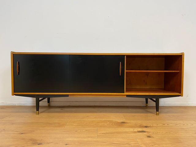 WMK # Das Design Highlight! Skandinavisches Mid-Century Designer Sideboard "Trio" von Nils Jonsson für Troedes, Vollholz in Teak, mit Schiebetüren # Kommode TV-Lowboard Danish Design Teakholz Vintage