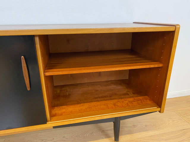 WMK # Das Design Highlight! Skandinavisches Mid-Century Designer Sideboard "Trio" von Nils Jonsson für Troedes, Vollholz in Teak, mit Schiebetüren # Kommode TV-Lowboard Danish Design Teakholz Vintage