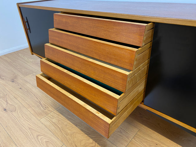 WMK # Das Design Highlight! Skandinavisches Mid-Century Designer Sideboard "Trio" von Nils Jonsson für Troedes, Vollholz in Teak, mit Schiebetüren # Kommode TV-Lowboard Danish Design Teakholz Vintage