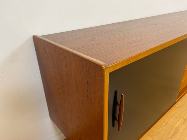 WMK # Das Design Highlight! Skandinavisches Mid-Century Designer Sideboard "Trio" von Nils Jonsson für Troedes, Vollholz in Teak, mit Schiebetüren # Kommode TV-Lowboard Danish Design Teakholz Vintage