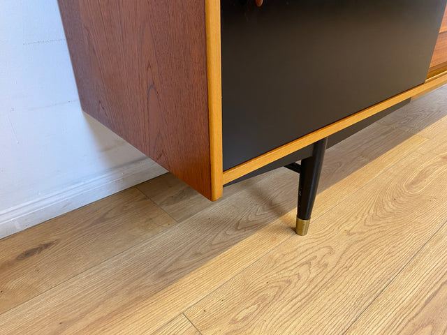 WMK # Das Design Highlight! Skandinavisches Mid-Century Designer Sideboard "Trio" von Nils Jonsson für Troedes, Vollholz in Teak, mit Schiebetüren # Kommode TV-Lowboard Danish Design Teakholz Vintage