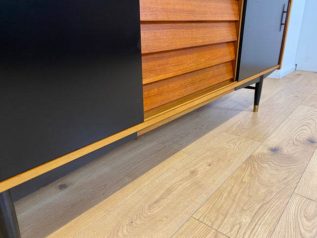 WMK # Das Design Highlight! Skandinavisches Mid-Century Designer Sideboard "Trio" von Nils Jonsson für Troedes, Vollholz in Teak, mit Schiebetüren # Kommode TV-Lowboard Danish Design Teakholz Vintage