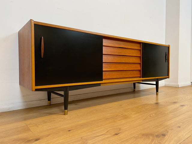 WMK # Das Design Highlight! Skandinavisches Mid-Century Designer Sideboard "Trio" von Nils Jonsson für Troedes, Vollholz in Teak, mit Schiebetüren # Kommode TV-Lowboard Danish Design Teakholz Vintage
