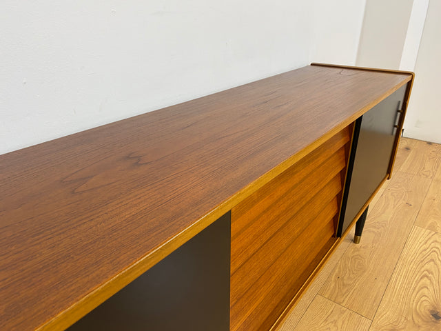 WMK # Das Design Highlight! Skandinavisches Mid-Century Designer Sideboard "Trio" von Nils Jonsson für Troedes, Vollholz in Teak, mit Schiebetüren # Kommode TV-Lowboard Danish Design Teakholz Vintage