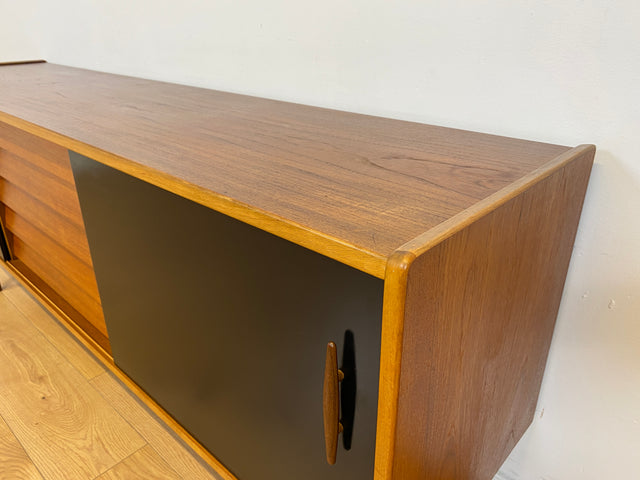 WMK # Das Design Highlight! Skandinavisches Mid-Century Designer Sideboard "Trio" von Nils Jonsson für Troedes, Vollholz in Teak, mit Schiebetüren # Kommode TV-Lowboard Danish Design Teakholz Vintage