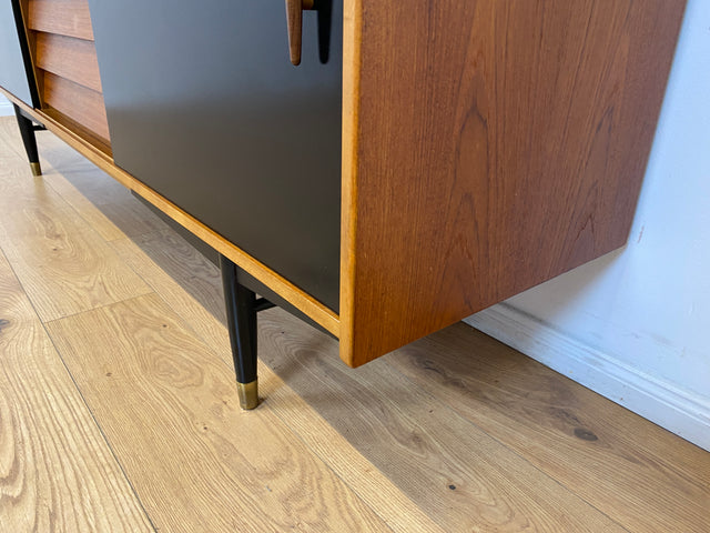 WMK # Das Design Highlight! Skandinavisches Mid-Century Designer Sideboard "Trio" von Nils Jonsson für Troedes, Vollholz in Teak, mit Schiebetüren # Kommode TV-Lowboard Danish Design Teakholz Vintage