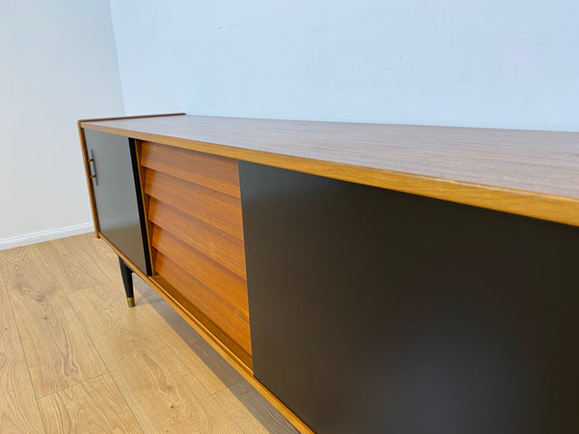 WMK # Das Design Highlight! Skandinavisches Mid-Century Designer Sideboard "Trio" von Nils Jonsson für Troedes, Vollholz in Teak, mit Schiebetüren # Kommode TV-Lowboard Danish Design Teakholz Vintage