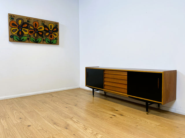 WMK # Das Design Highlight! Skandinavisches Mid-Century Designer Sideboard "Trio" von Nils Jonsson für Troedes, Vollholz in Teak, mit Schiebetüren # Kommode TV-Lowboard Danish Design Teakholz Vintage