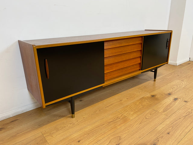 WMK # Das Design Highlight! Skandinavisches Mid-Century Designer Sideboard "Trio" von Nils Jonsson für Troedes, Vollholz in Teak, mit Schiebetüren # Kommode TV-Lowboard Danish Design Teakholz Vintage