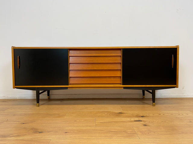 WMK # Das Design Highlight! Skandinavisches Mid-Century Designer Sideboard "Trio" von Nils Jonsson für Troedes, Vollholz in Teak, mit Schiebetüren # Kommode TV-Lowboard Danish Design Teakholz Vintage