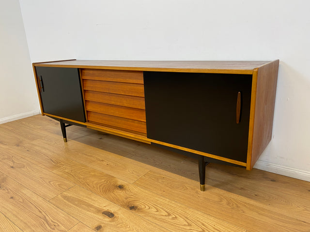 WMK # Das Design Highlight! Skandinavisches Mid-Century Designer Sideboard "Trio" von Nils Jonsson für Troedes, Vollholz in Teak, mit Schiebetüren # Kommode TV-Lowboard Danish Design Teakholz Vintage