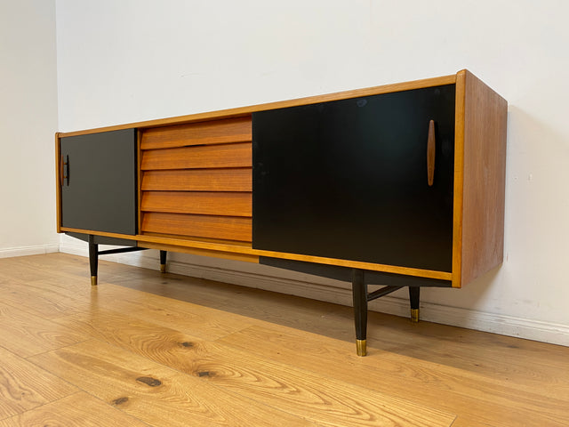 WMK # Das Design Highlight! Skandinavisches Mid-Century Designer Sideboard "Trio" von Nils Jonsson für Troedes, Vollholz in Teak, mit Schiebetüren # Kommode TV-Lowboard Danish Design Teakholz Vintage