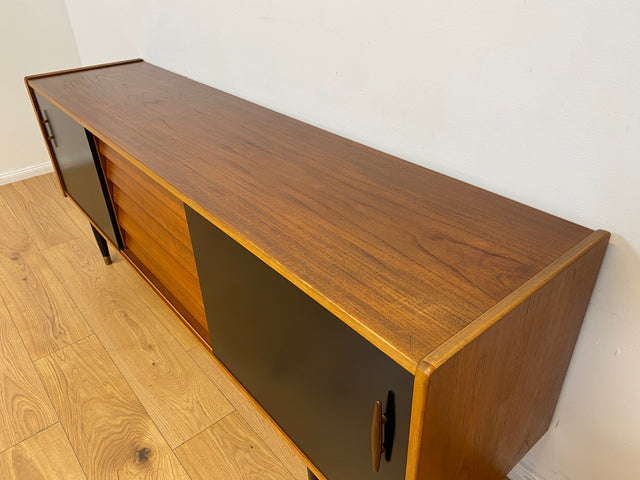 WMK # Das Design Highlight! Skandinavisches Mid-Century Designer Sideboard "Trio" von Nils Jonsson für Troedes, Vollholz in Teak, mit Schiebetüren # Kommode TV-Lowboard Danish Design Teakholz Vintage