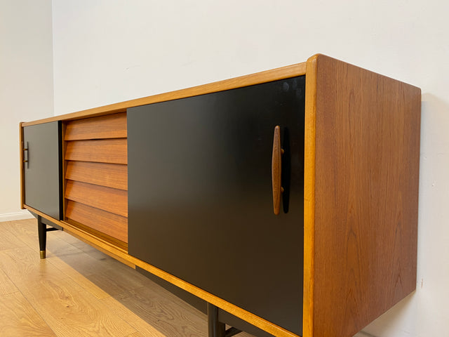 WMK # Das Design Highlight! Skandinavisches Mid-Century Designer Sideboard "Trio" von Nils Jonsson für Troedes, Vollholz in Teak, mit Schiebetüren # Kommode TV-Lowboard Danish Design Teakholz Vintage