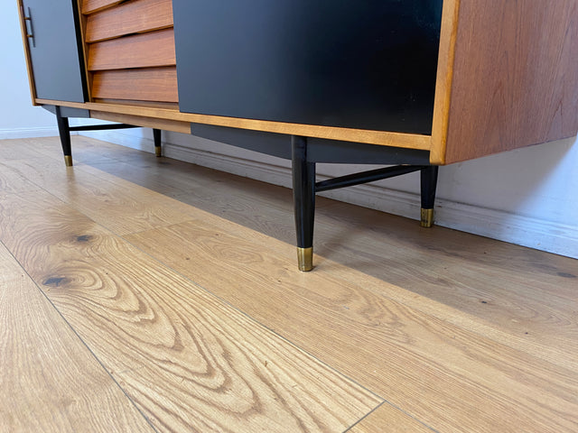 WMK # Das Design Highlight! Skandinavisches Mid-Century Designer Sideboard "Trio" von Nils Jonsson für Troedes, Vollholz in Teak, mit Schiebetüren # Kommode TV-Lowboard Danish Design Teakholz Vintage