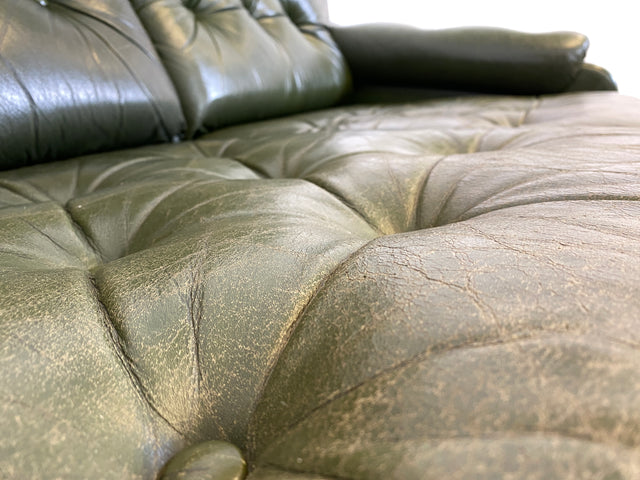 WMK # Stylish and extremely comfortable Scandinavian leather sofa with quilted genuine leather cover in green with a characteristic aged patina # Sofa Couch Leather Couch 2-seater Chesterfield Leather Vintage