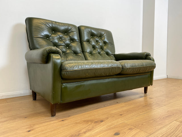 WMK # Stylish and extremely comfortable Scandinavian leather sofa with quilted genuine leather cover in green with a characteristic aged patina # Sofa Couch Leather Couch 2-seater Chesterfield Leather Vintage