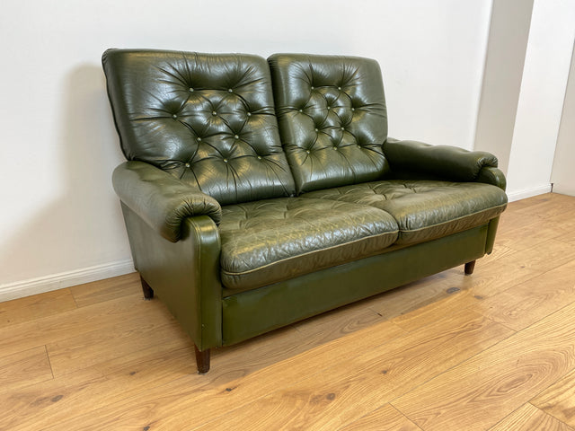 WMK # Stylish and extremely comfortable Scandinavian leather sofa with quilted genuine leather cover in green with a characteristic aged patina # Sofa Couch Leather Couch 2-seater Chesterfield Leather Vintage