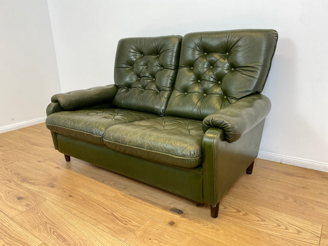 WMK # Stylish and extremely comfortable Scandinavian leather sofa with quilted genuine leather cover in green with a characteristic aged patina # Sofa Couch Leather Couch 2-seater Chesterfield Leather Vintage