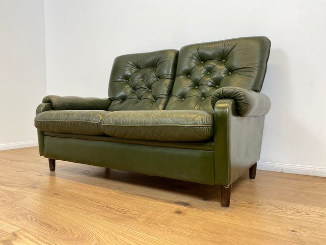 WMK # Stylish and extremely comfortable Scandinavian leather sofa with quilted genuine leather cover in green with a characteristic aged patina # Sofa Couch Leather Couch 2-seater Chesterfield Leather Vintage