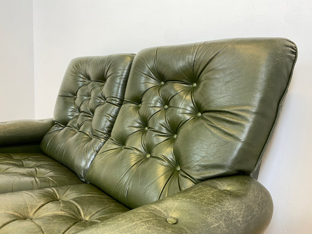 WMK # Stylish and extremely comfortable Scandinavian leather sofa with quilted genuine leather cover in green with a characteristic aged patina # Sofa Couch Leather Couch 2-seater Chesterfield Leather Vintage