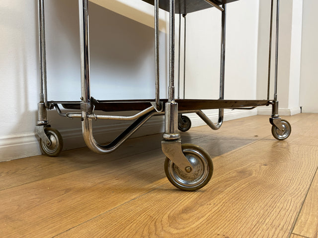 WMK # Kultiger & sehr gut erhaltener faltbarer 70er Jahre Servierwagen mit Chromgestell & auf Rollen # Teewagen Barwagen Beistelltisch Couchtisch Klapptisch Vintage Industrial Design Space Age Retro
