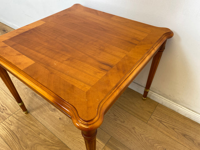 WMK # Hübscher, formschöner und gut erhaltener Stilmöbel Couchtisch aus Kirschholz mit fein gedrechselten Tischbeinen # Salontisch Wohnzimmertisch Beistelltisch Sofatisch Coffee Table Vintage Retro