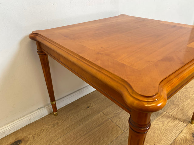 WMK # Hübscher, formschöner und gut erhaltener Stilmöbel Couchtisch aus Kirschholz mit fein gedrechselten Tischbeinen # Salontisch Wohnzimmertisch Beistelltisch Sofatisch Coffee Table Vintage Retro
