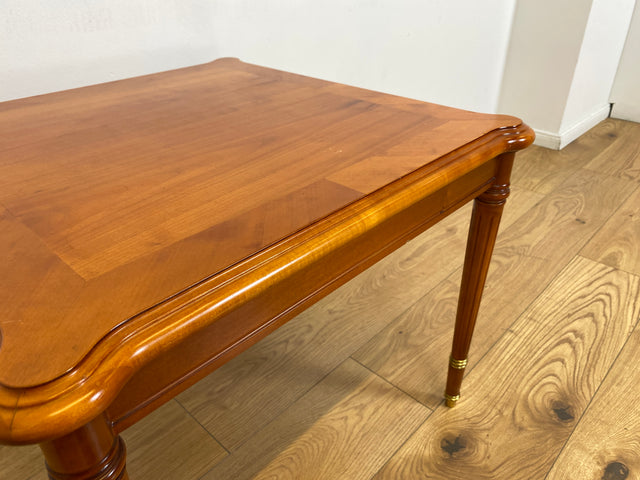 WMK # Hübscher, formschöner und gut erhaltener Stilmöbel Couchtisch aus Kirschholz mit fein gedrechselten Tischbeinen # Salontisch Wohnzimmertisch Beistelltisch Sofatisch Coffee Table Vintage Retro
