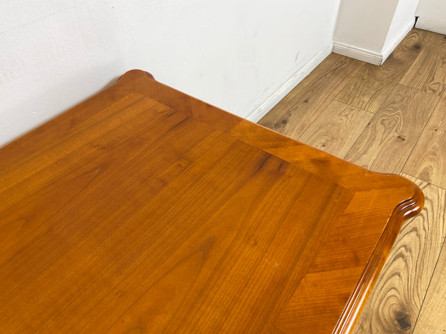 WMK # Hübscher, formschöner und gut erhaltener Stilmöbel Couchtisch aus Kirschholz mit fein gedrechselten Tischbeinen # Salontisch Wohnzimmertisch Beistelltisch Sofatisch Coffee Table Vintage Retro
