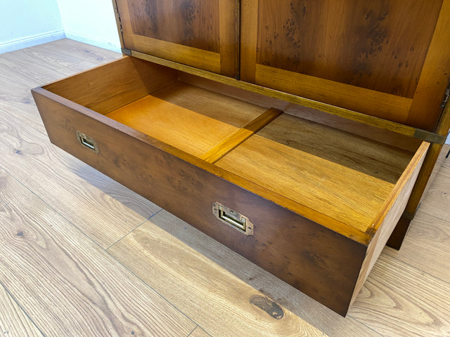 WMK # Eleganter und geräumiger Stilmöbel Kleiderschrank im englischem Stil ähnlich Harrods mit Schubladen und Messingbeschlägen # Schrank Schlafzimmerschrank Wardrobe Colonial Kennedy Military Vintage