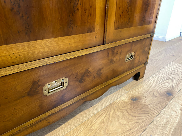 WMK # Eleganter und geräumiger Stilmöbel Kleiderschrank im englischem Stil ähnlich Harrods mit Schubladen und Messingbeschlägen # Schrank Schlafzimmerschrank Wardrobe Colonial Kennedy Military Vintage