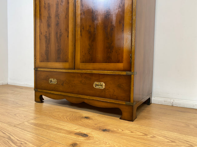 WMK # Eleganter und geräumiger Stilmöbel Kleiderschrank im englischem Stil ähnlich Harrods mit Schubladen und Messingbeschlägen # Schrank Schlafzimmerschrank Wardrobe Colonial Kennedy Military Vintage