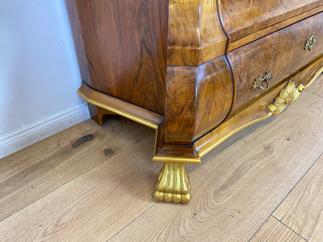 WMK # Pompöse und sehr gut erhaltene Stilmöbel Vitrine im Rokoko Stil mit feinen Intarsien, Gold Akzenten und Messingbeschlägen # Geschirrschrank Schrank Highboard Biedermeier Barock Vintage
