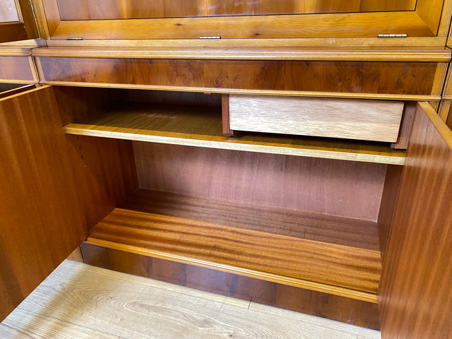 WMK I Eleganter und neuwertiger Stilmöbel Wohnzimmer Schrank im englischen gregorianischen Stil mit verspiegelter Bar I Vitrine Bücher Regal Highboard Bibliothek Regency Vintage Berlin Dresden München