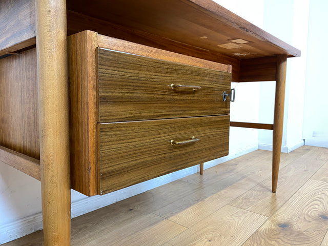 WMK I Versand 85€ I Stilvoller kleiner Mid-Century Schreibtisch , freistehend, mit Schubladen & Messinggriffen I Desk Arbeitstisch Bürotisch Sekretär DDR 60er 70er Vintage Berlin Regensburg Flensburg