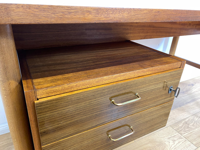 WMK I Versand 85€ I Stilvoller kleiner Mid-Century Schreibtisch , freistehend, mit Schubladen & Messinggriffen I Desk Arbeitstisch Bürotisch Sekretär DDR 60er 70er Vintage Berlin Regensburg Flensburg
