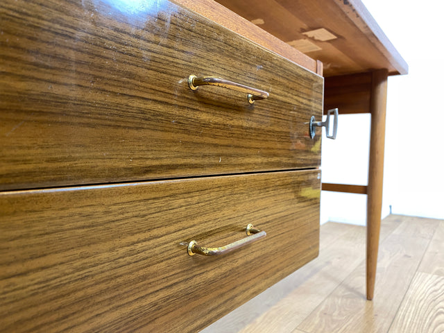 WMK I Versand 85€ I Stilvoller kleiner Mid-Century Schreibtisch , freistehend, mit Schubladen & Messinggriffen I Desk Arbeitstisch Bürotisch Sekretär DDR 60er 70er Vintage Berlin Regensburg Flensburg