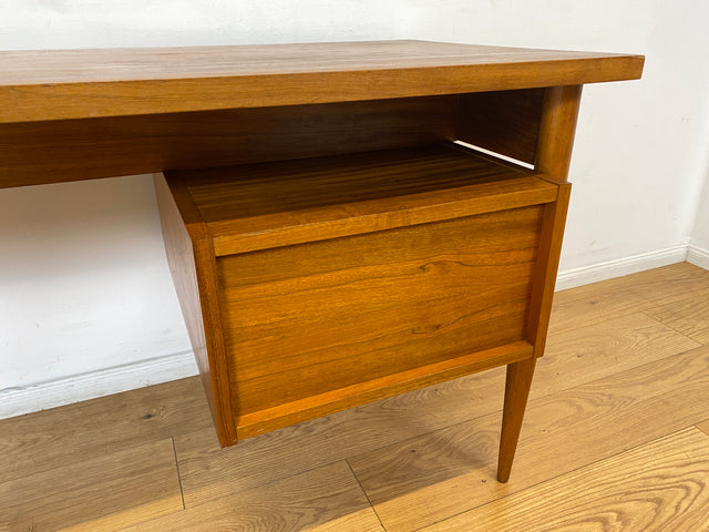 WMK I Versand 85€ I Stilvoller kleiner Mid-Century Schreibtisch , freistehend, mit Schubladen & Messinggriffen I Desk Arbeitstisch Bürotisch Sekretär DDR 60er 70er Vintage Berlin Regensburg Flensburg